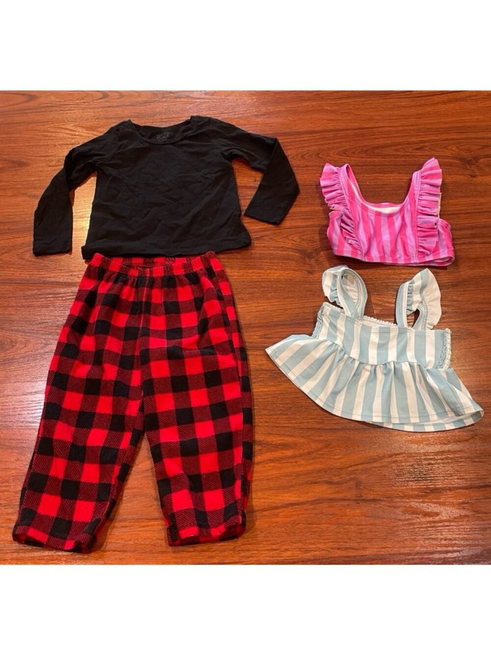 MÚLTIPLES BRANDS LOT OF 2 CROP TOPS 1 PANTS AND 1 SHIRT T2